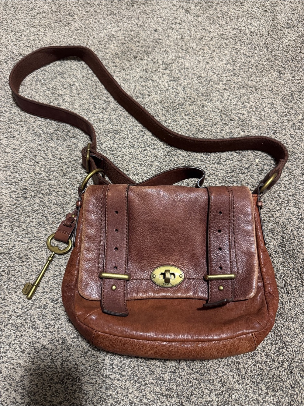 Fossil Chestnut Brown Leather Crossbody Bag with Brass Hardware